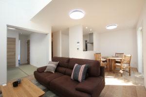 吹き抜け付きの開放感あるLDKが家族を優しく包む家