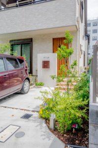 四季折々の植栽が出迎える『居心地の良い家』