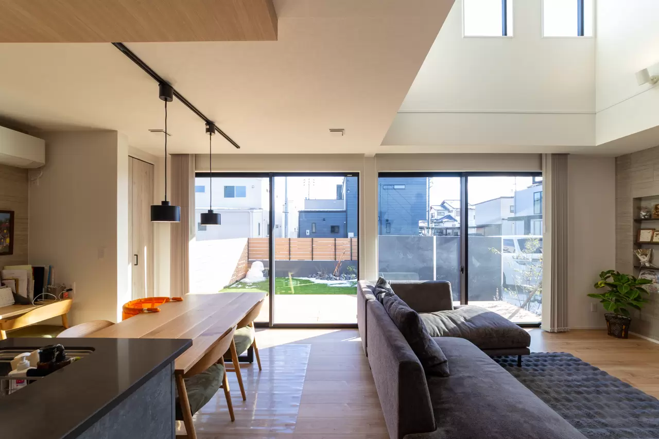 吹抜・鉄骨階段で開放感あるLDK