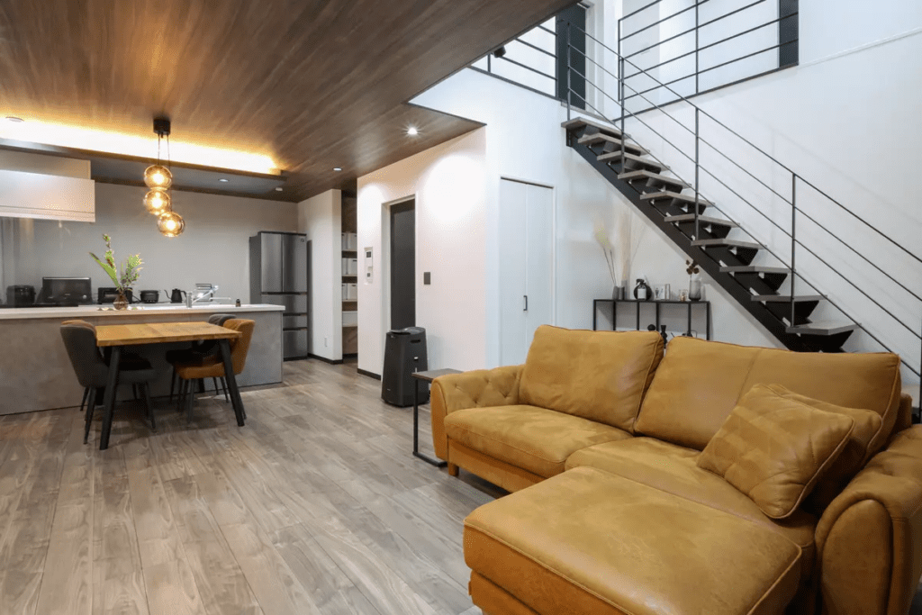 グレーと木目の組み合わせで落ち着きを演出